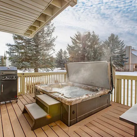 New Listing Modern Pet Friendly Retreat With Hot Tub Fireplace